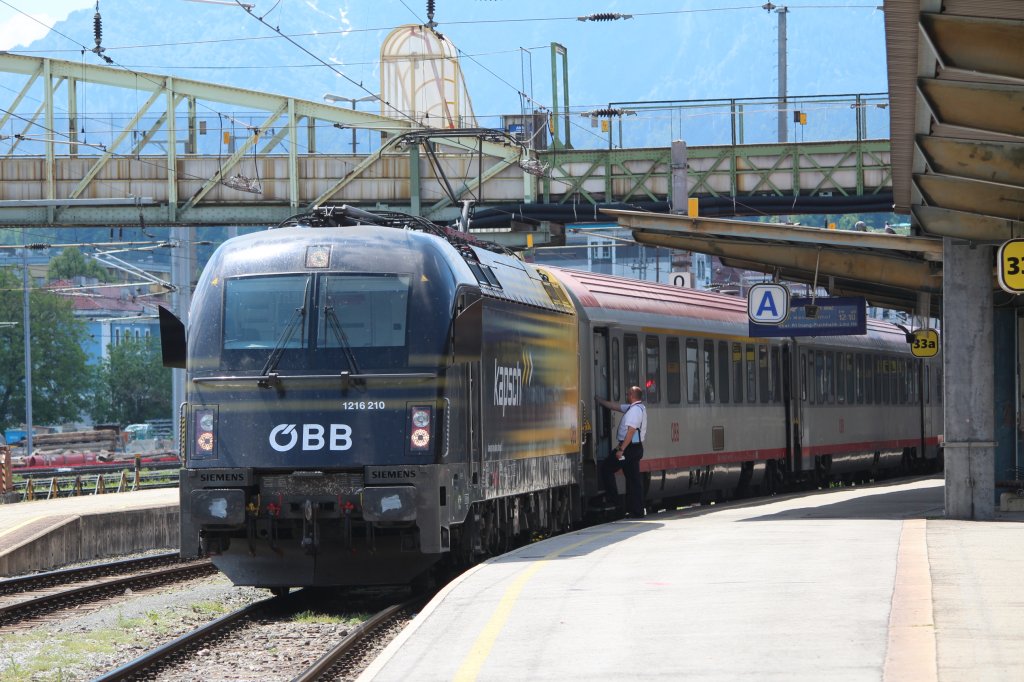 1216 210-5  Kapsch-Lok  am 27. Mai 2012 kurz vor der Abfahrt aus dem Salzburger Hauptbahnhof.