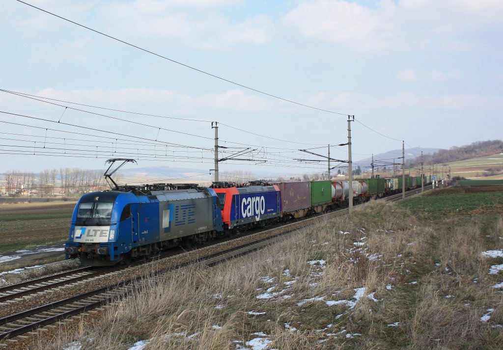 1216 910 zog mit der Schweizer 482 035-3 einen Gterzug bei Neulengbach in Richtung St. Plten.