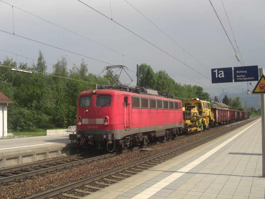 139 132-5 durchfhrt mit einem gemischten Gterzug am 22. Mai 2009 den
Bahnhof von Prien am Chiemsee.