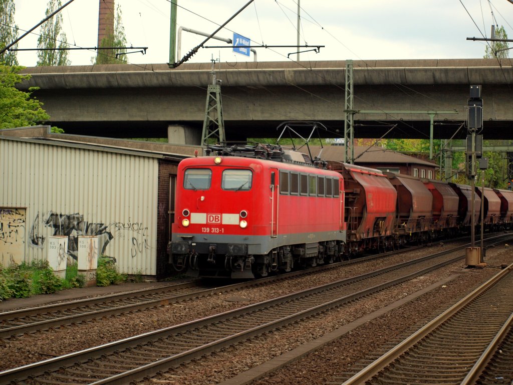 139 313-1 brachte einen Schttgutwagenzug durch den Bahnhof Hamburg-Harburg am 14.5