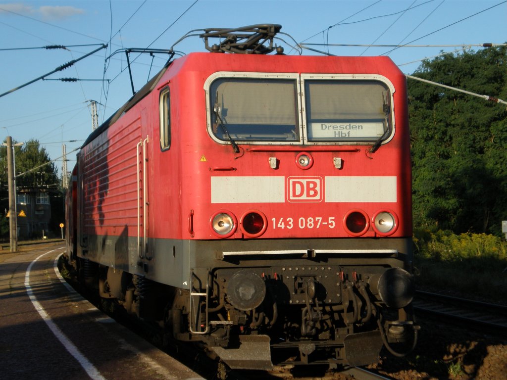 143 087 mit RE nach Dresden in Elsterwerda-Biehla, 12.08.2012.