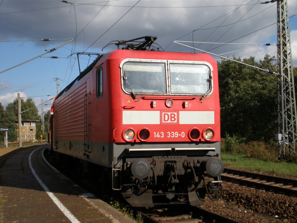 143 339 mit RB nach Dresden in Elsterwerda-Biehla, 09.10.2012.