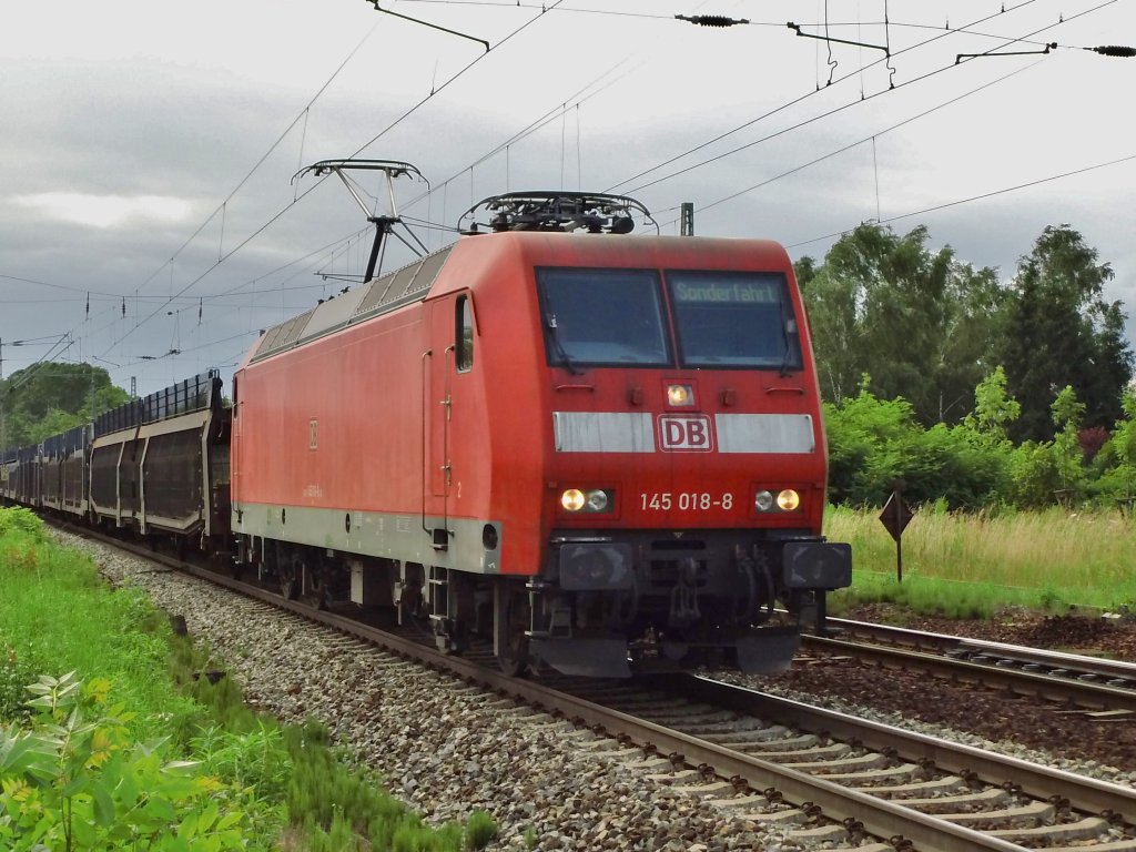 145 018 mit Autozug in Leipzig-Thekla, 03.07.2013.