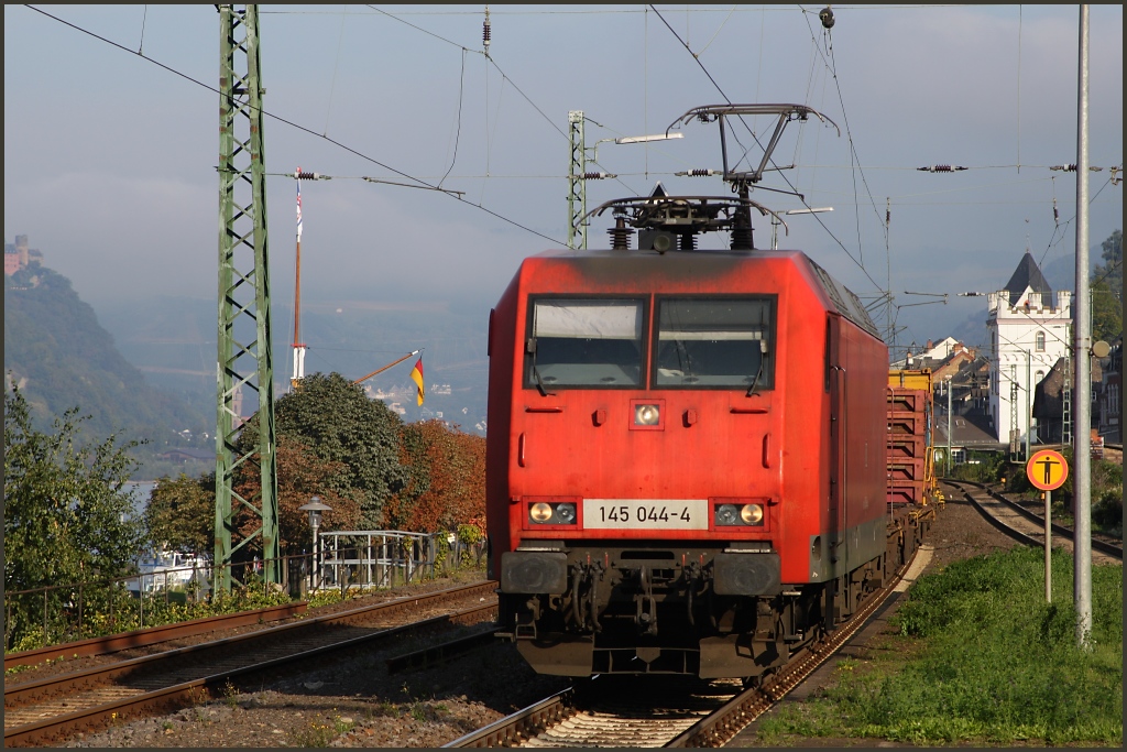 145 044 durchfuhr am Morgen des 01.09.11 den Kauber (Rhein) Bahnhof in Richtung Sden. Nur hatte ich auf die Schnelle leider keinen Blick mehr fr die Burg (links oben) und deswegen hab ich sie angeschnitten...