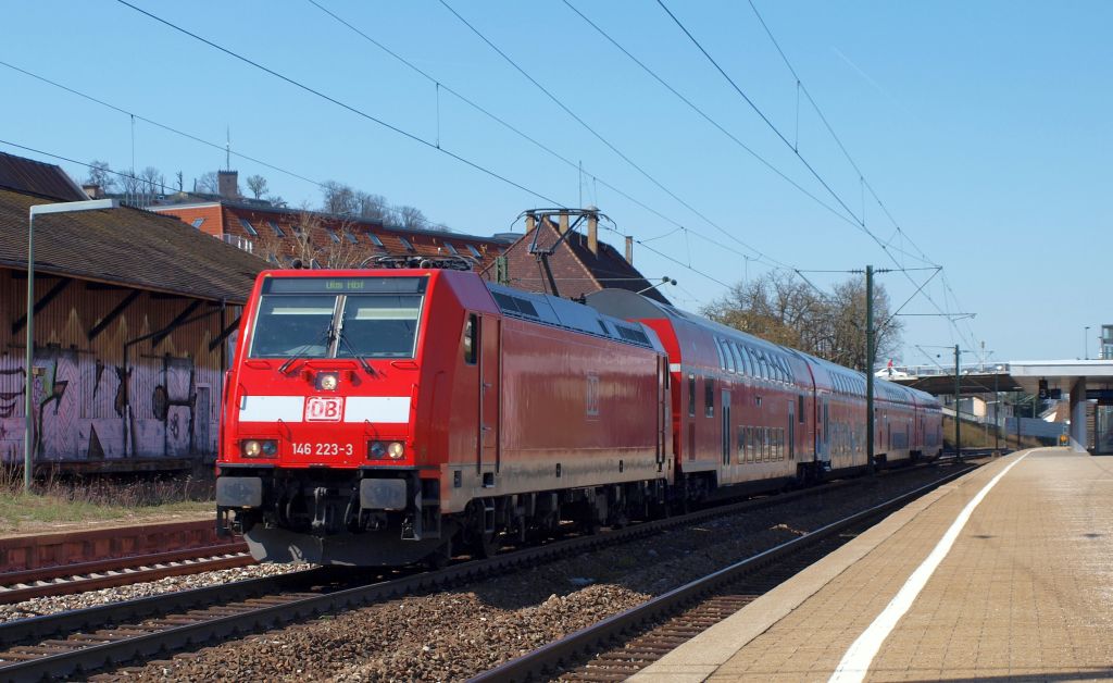146 223-3 zog eine Regionalbahn nach Ulm Hbf durch Asperg bei Ludwigsburg am 6.4.10.
