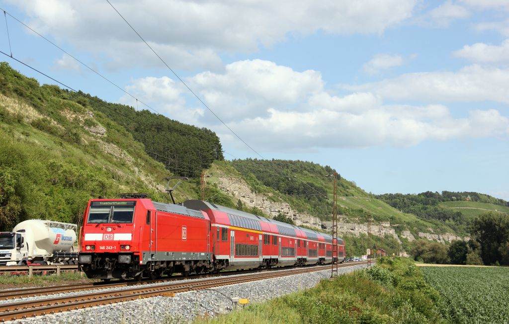 146 243-1 bretterte mit dem RE 4618 von Wrzburg Hbf nach Frankfurt am Main Hbf durch Karlstadt am 22.6.12.