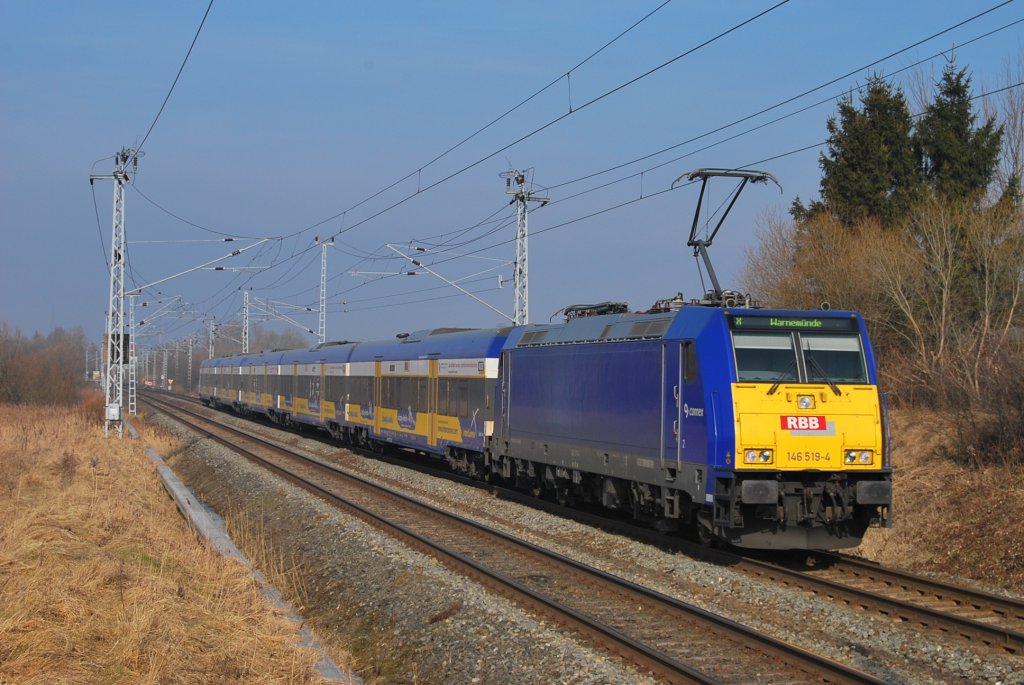 146 519 mit dem InterConnex aus Leipzig hat am 03.03.2011 ihren nchsten Halt,Rostock Hbf fast erreicht. Abgepat wurde sie in Sildemow.