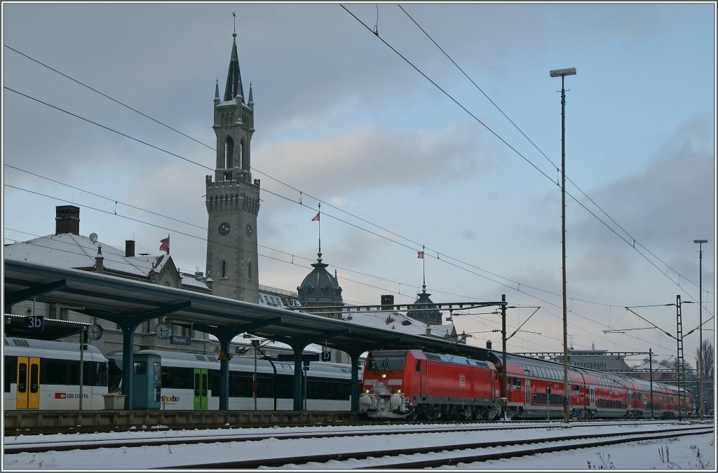 146 und Doppelstockwagen bewltigen den Verkehr auf der Schwarzwaldbahn, hier bei der Ankunft eines solchen Zuges in Konstanz.
8. Dez 2012
