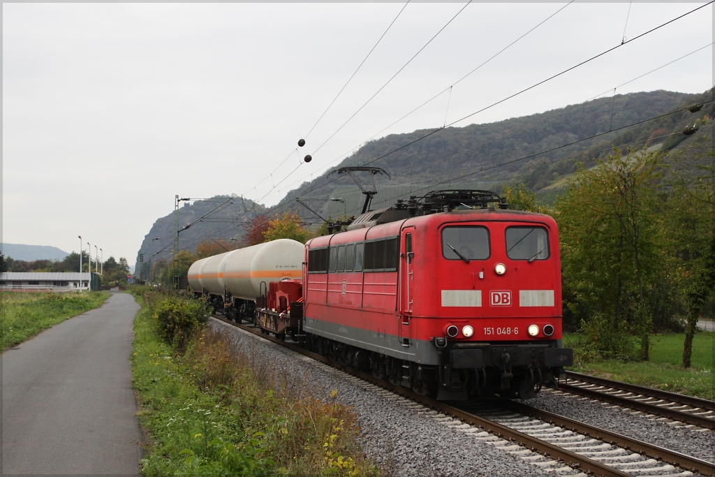 151 048 mit gemischtem Gterzug in Richtung Sden am 11.10.12 in Leutesdorf