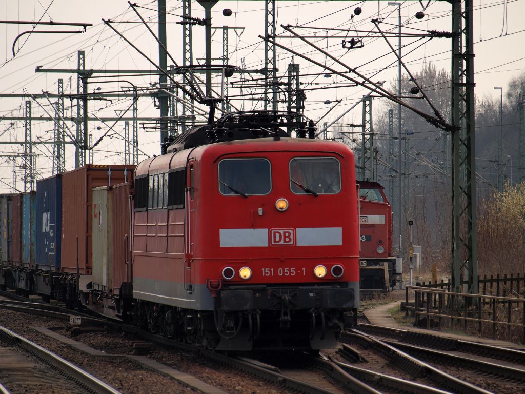 151 055-1 donnerte mit einem Containerzug durch Harburg am 30.3.