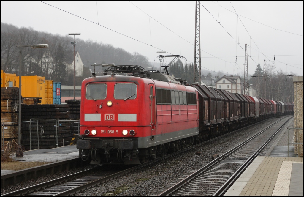 151 058 mit CS (die neue Bezeichnung ist mir noch ungelufig) 61244 von Kreuztal nach Wanne-Eickel am 18.02.12 in Kreuztal