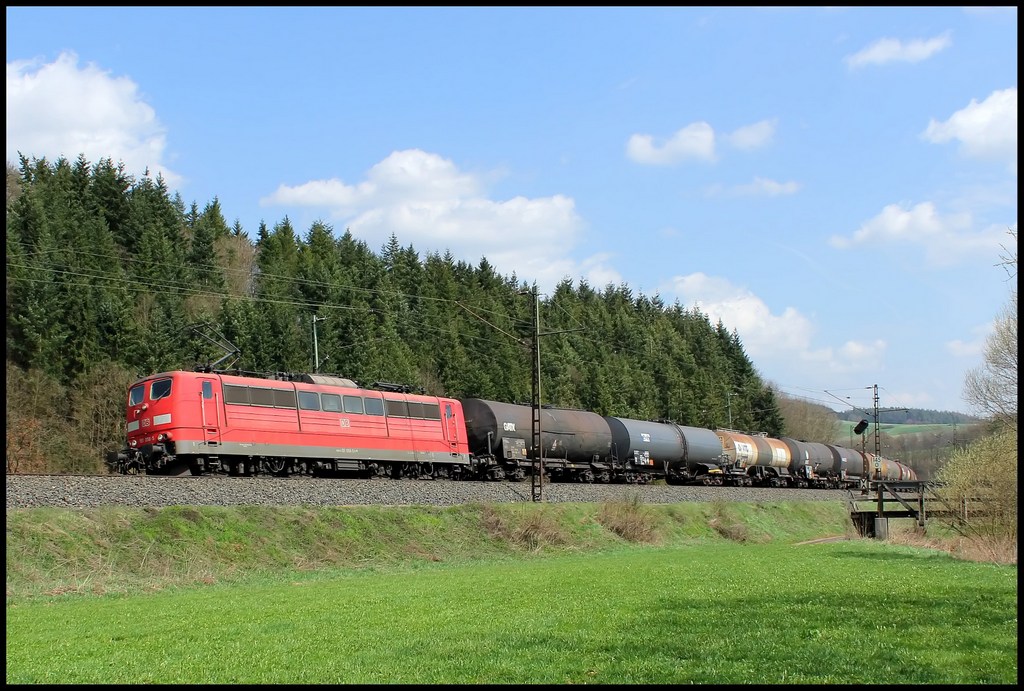 151 058 mit Kesselwagenzug am 18.04.13 bei Hermannspiegel