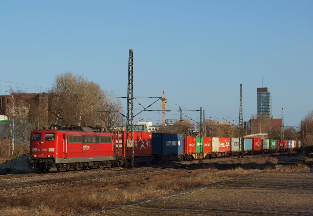 151 060-1 kam aus Maschen mit einem bunten Containerzug durch Hamburg-Unterelbe gefahren.
