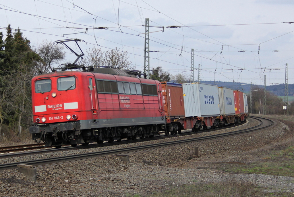 151 069 mit Containerzug am 02.04.12 bei Fulda