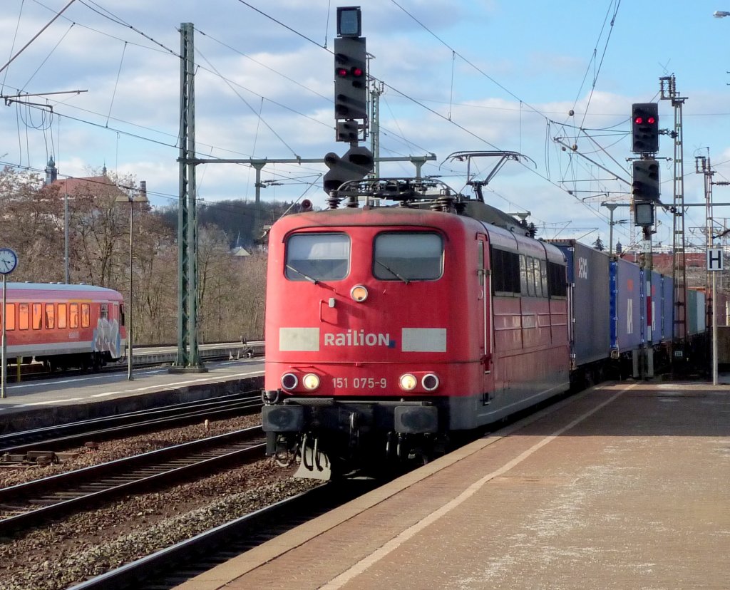 151 075-9 mit Containerzug am 05.03.10 in Fulda