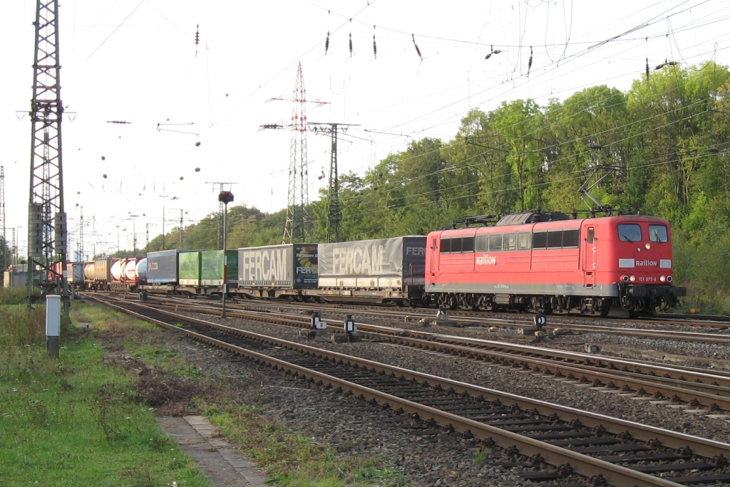 151 075 mit KLV-Zug bei der Einfahrt in Gremberg am 24.09.09