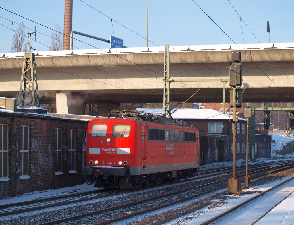 151 084-1 fuhr am 4.12 alleine durch den Harburger Bahnhof.