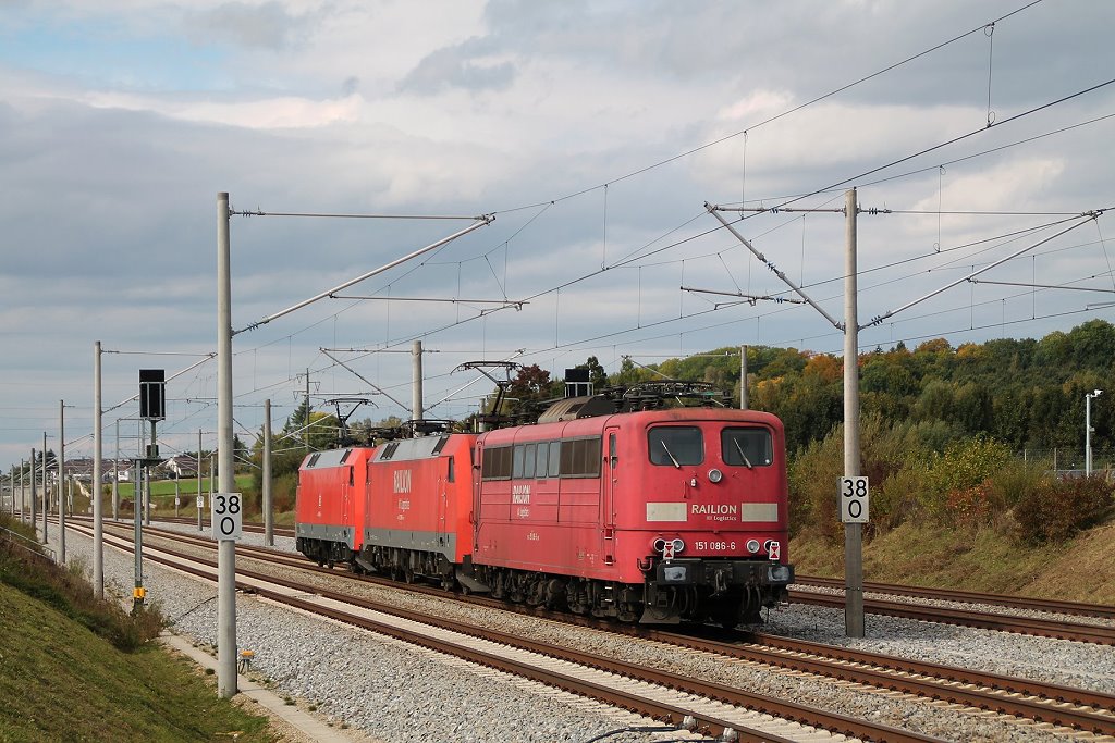 151 086 am ende des kleinen Lokzuges am 03.Oktober 2012 bei Hrbach in Richtung Augsburg.