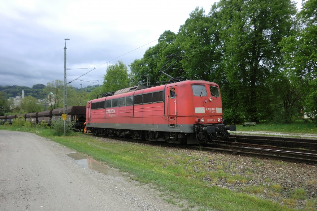 151 087-4 bei einer Rangierfahrt in Rohrdorf/Obb. Anschlieend schiebt sie den Gterzug ins nahegelegene Zementwerk. Aufgenommen am 7. Mai 2012.