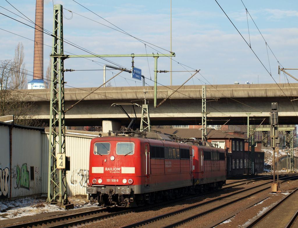 151 108-8 fuhr LZ mit einer weiteren 151 durch den Harburger Bahnhof am 26.2.