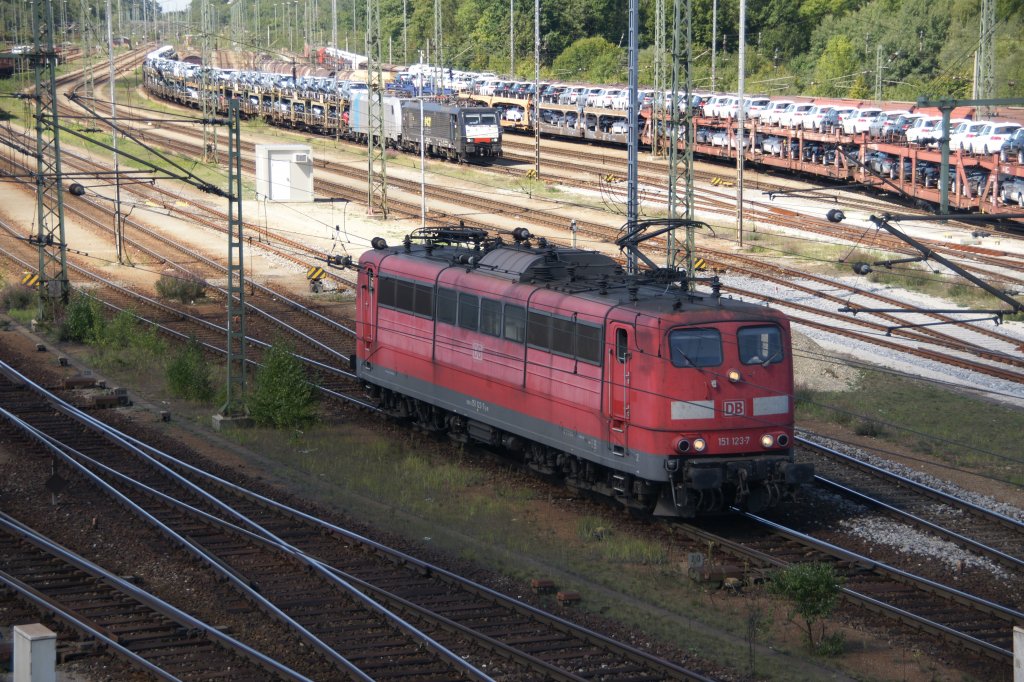 151 123-7 bei einer Rangierfahrt am 6. September 2011 in Mnchen/Nord.