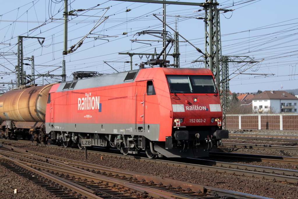 152 002-2 mit Kesselwagenzug am 29.03.11 in Fulda
