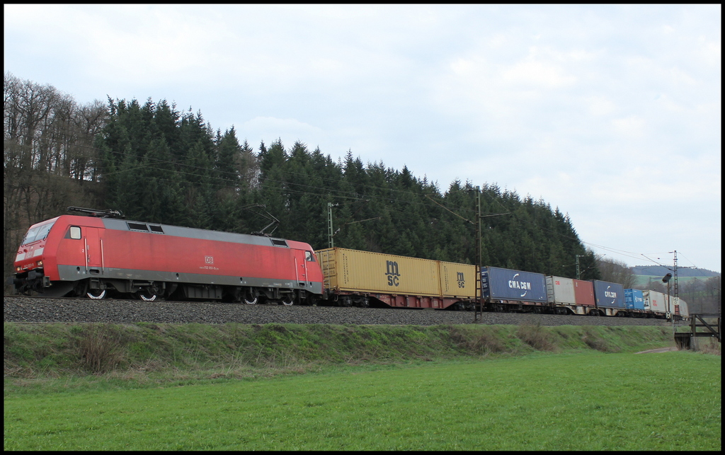 152 051 mit Containerzug am 18.04.13 bei Hermannspiegel