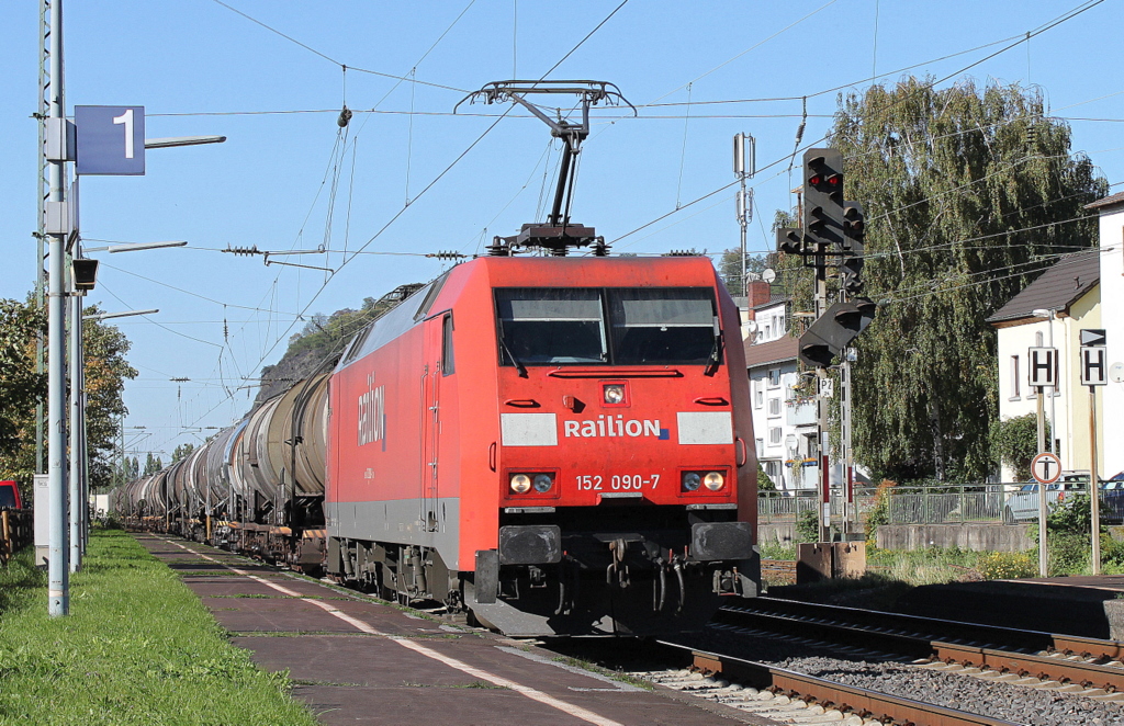 152 090-7 mit Kesselwagen in Bad Hnningen (10.10.10)