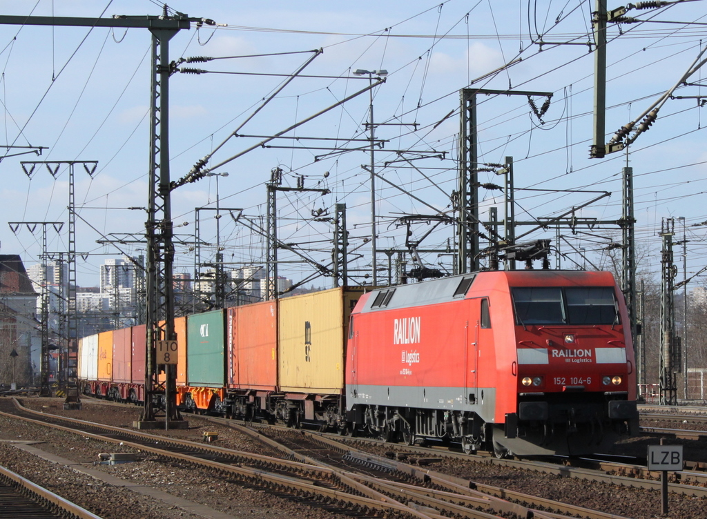 152 104-6 mit Containerzug am 23.03.11 in Fulda