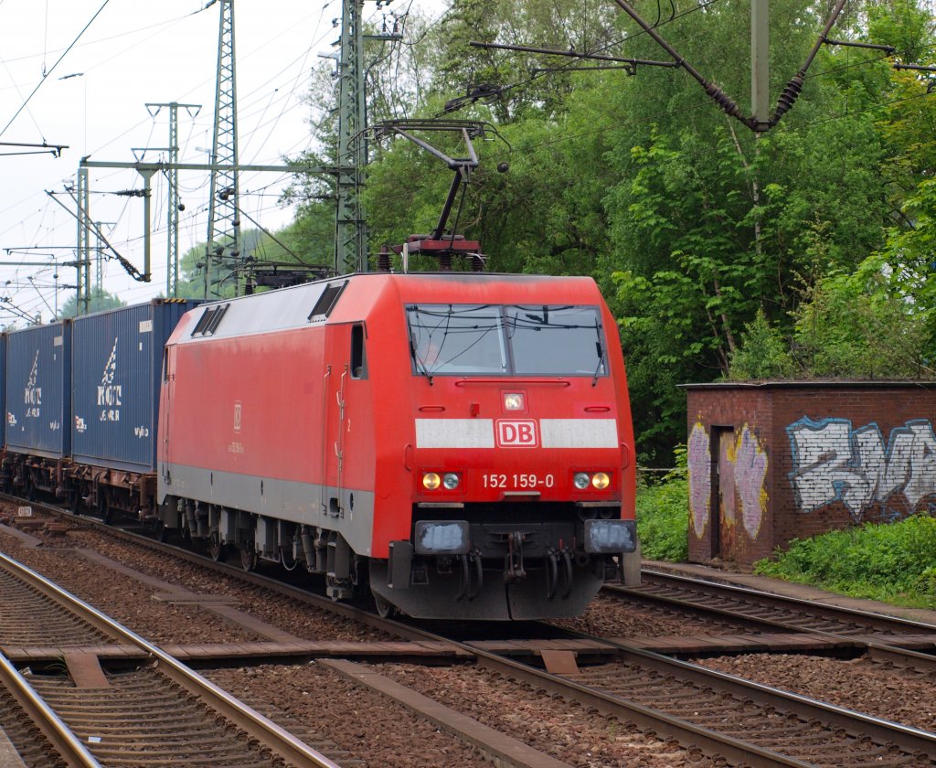 152 159-0 fuhr mit einem Containerzug durch den Bahnhof Hamburg-Harburg am 22.5.