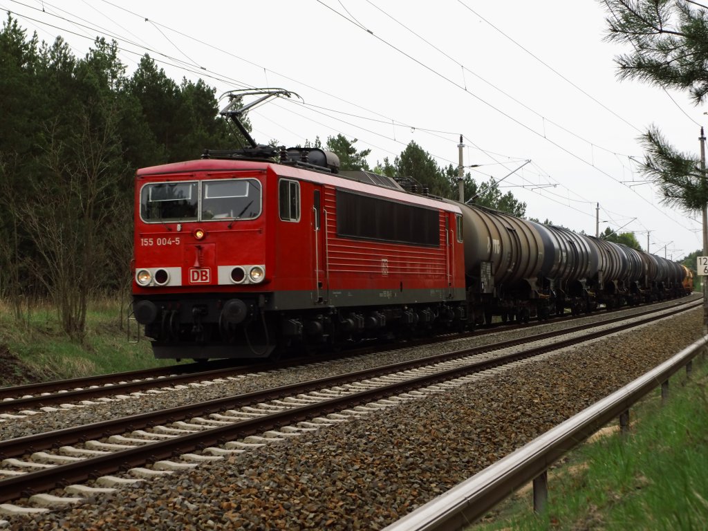 155 004 mit Kesselwagenzug bei Elsterwerda. 03.05.2013