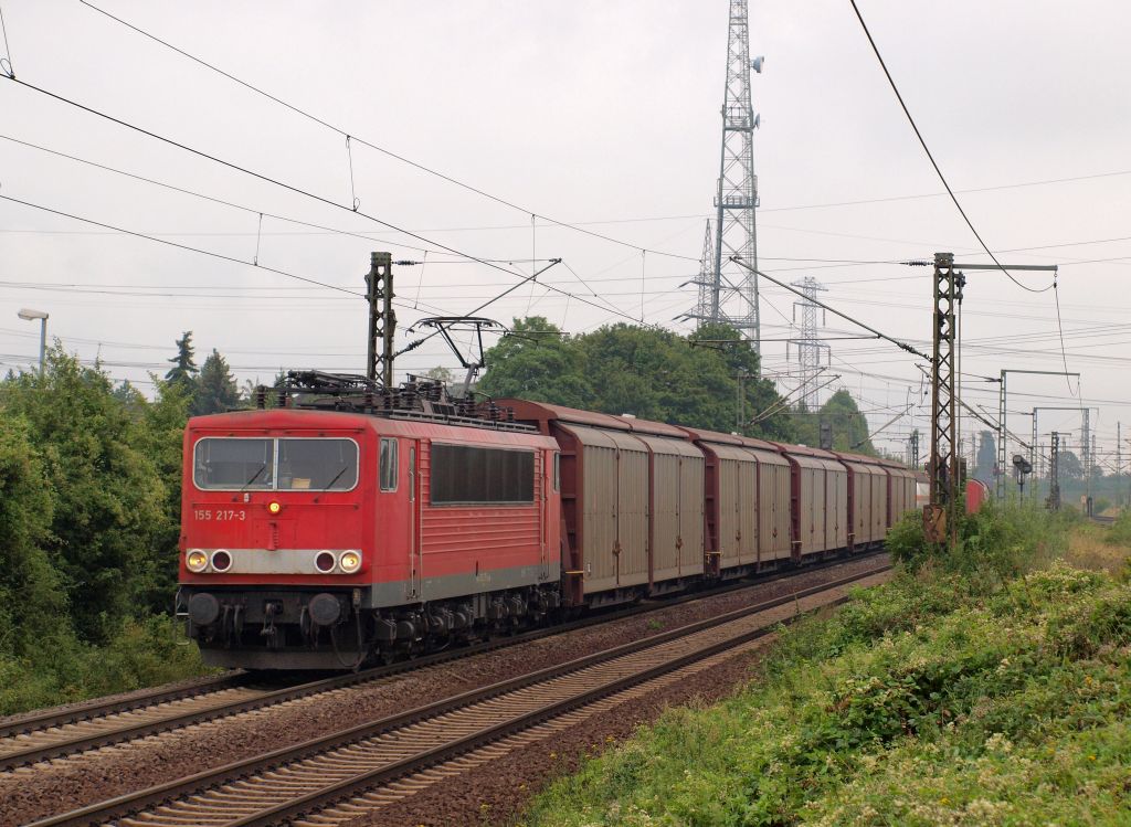 155 217-3 fuhr mit einem Mischer am 12.8 durch das verregnete Hannover-Ahlten.