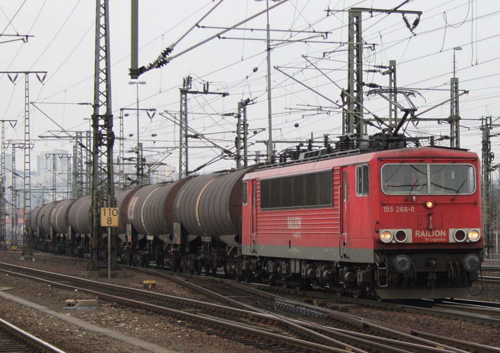 155 266-0 mit Kesselwagenzug am 24.02.11 in Fulda