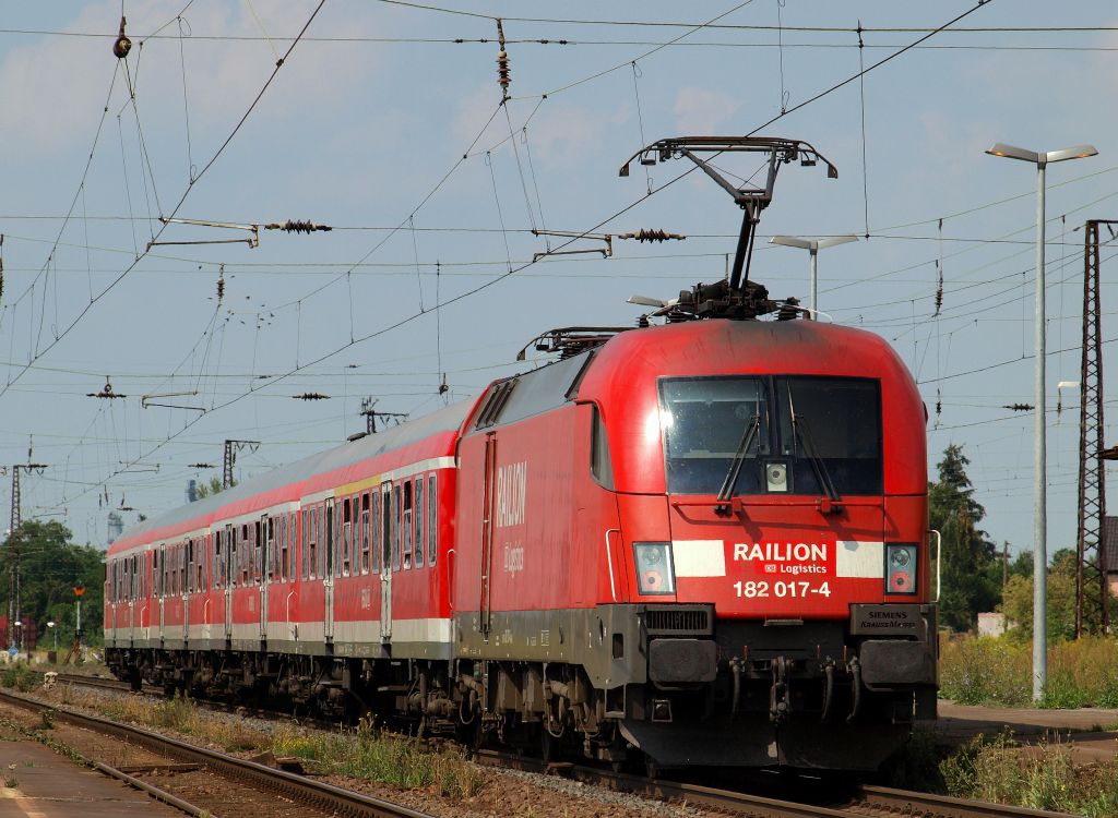 182 017-4 schob am 3.8.11 die Regionalbahn 16323 nach Halle (Saale) mit gefhlten 120 KM/h am Bahnsteigende aus dem Bahnhof von Grokorbetha. 