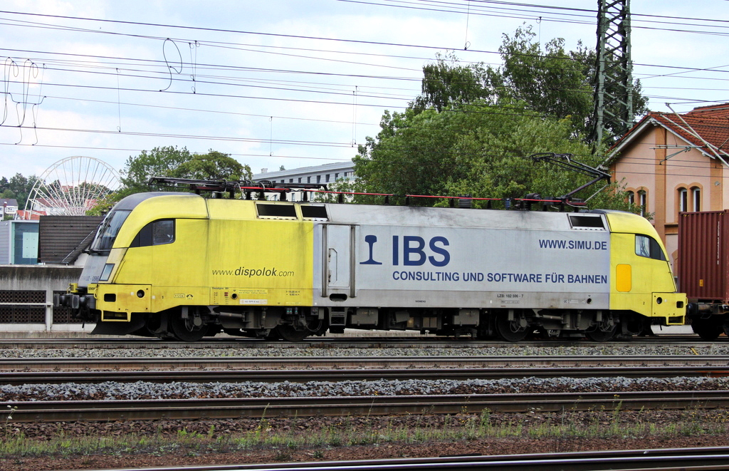 182 596 mit Containerzug am 28.07.11 in Fulda