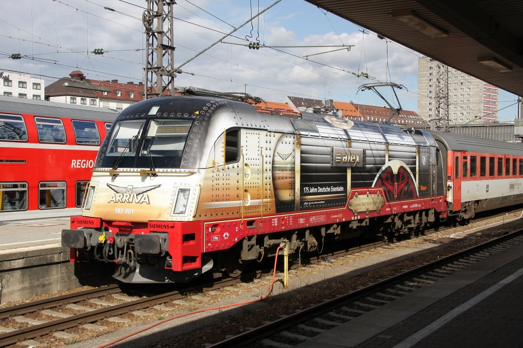 183 001 die erste Werbelok von  ALEX  am 31. August 2010 im Mnchner Hauptbahnhof.