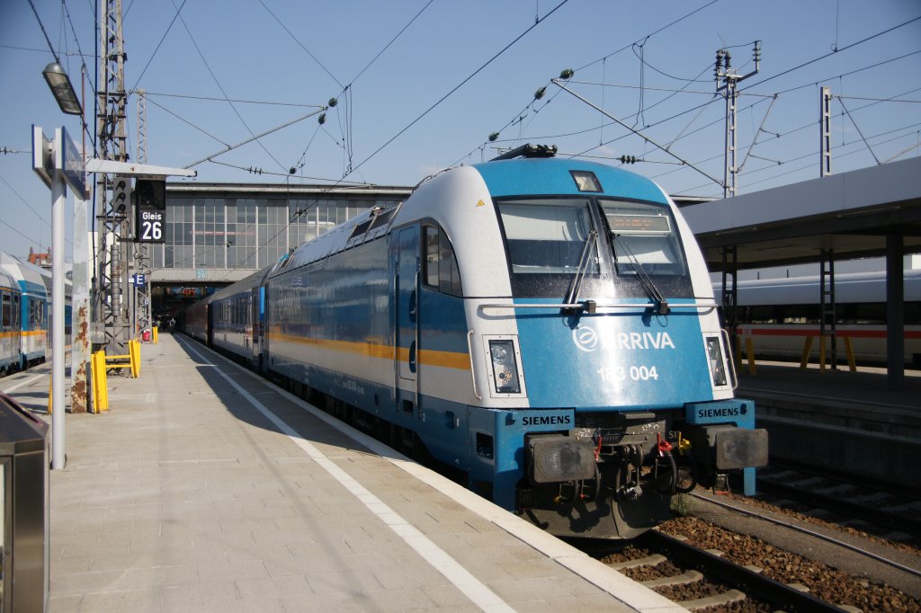 183 004 kurz vor der Abfahrt aus dem Münchner Hauptbahnhof nach Prag.
Das Bild entstand am 25. April 2011.