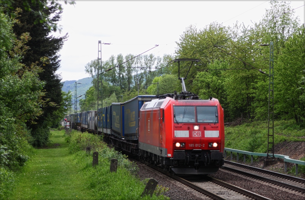 185 012 mit KLV-Zug in Richtung Sden am 10.05.13 in Unkel