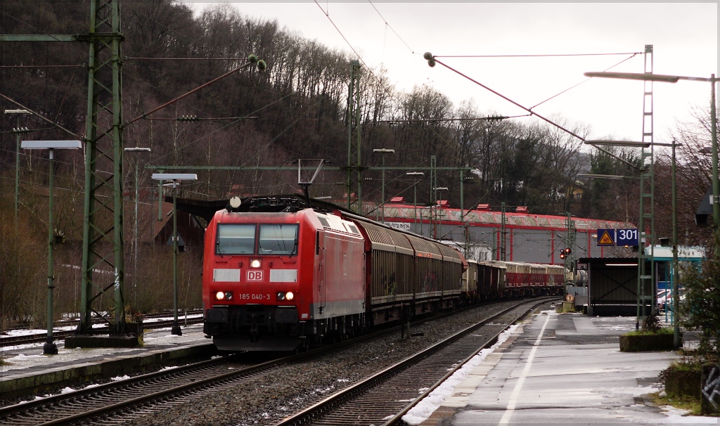 185 040 mit einem umgeleiteten Gterzug von der Rheinstrecke am 15.12.12 bei der Durchfahrt von Niederschelden.