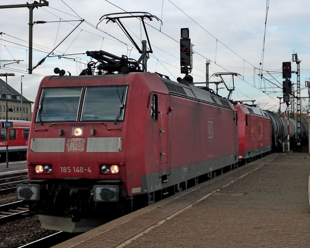 185 148und 185 057 mit Kesselwagenzug am 09.11.10 in Fulda
