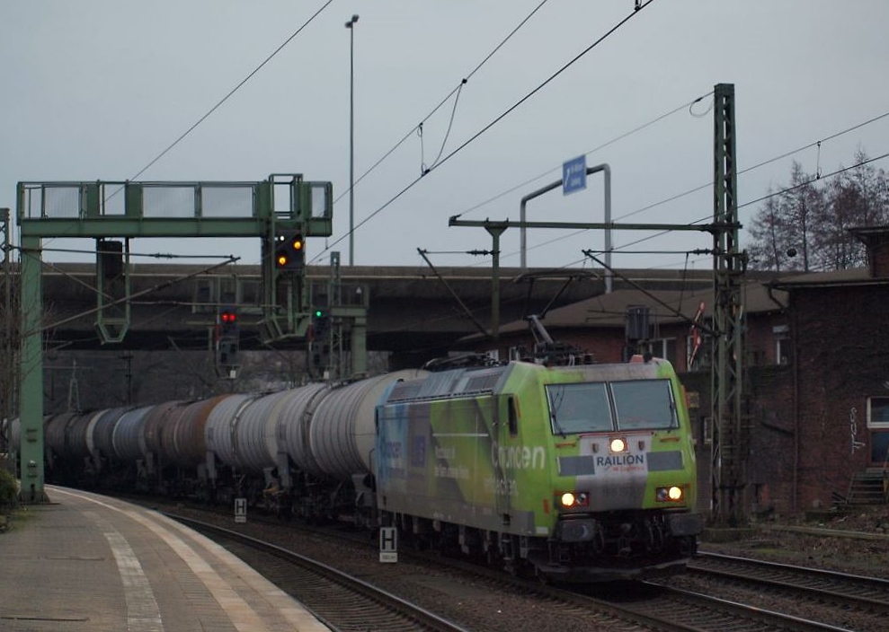 185 152-6 fuhr mit einem KEWA-Zug durch Hamburg-Harburg am 15.1.