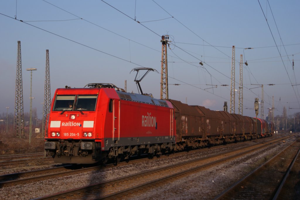 185 204-5 mit einem gemischten Gterzug in Duisburg-Bissingheim am 29.01.2011