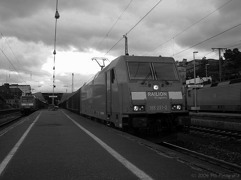 185 291 2 durchfhrt gerade den Bahnhof von Koblenz (Hbf) ... Sie dachte schon das sie keiner fotografiert doch am Ende des Bahnsteigs neben dem Signal lauerte einer ;)