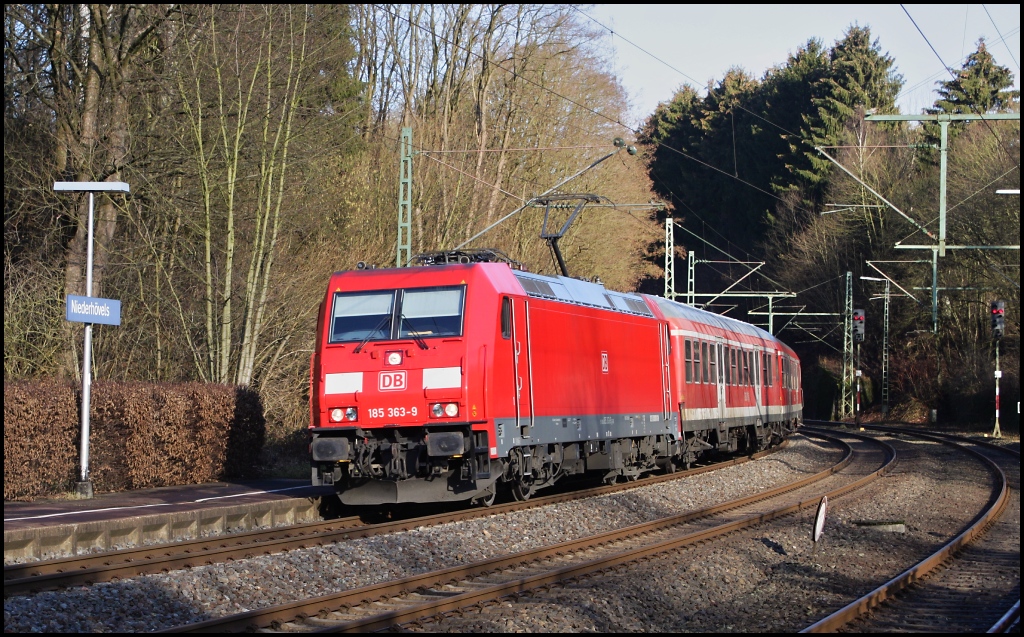 185 363 mit Gterzug nach Gremberg am 25.01.12 in Niederhvels. Die ersten beiden Wagen waren Steuerwagen aus Mnchen.