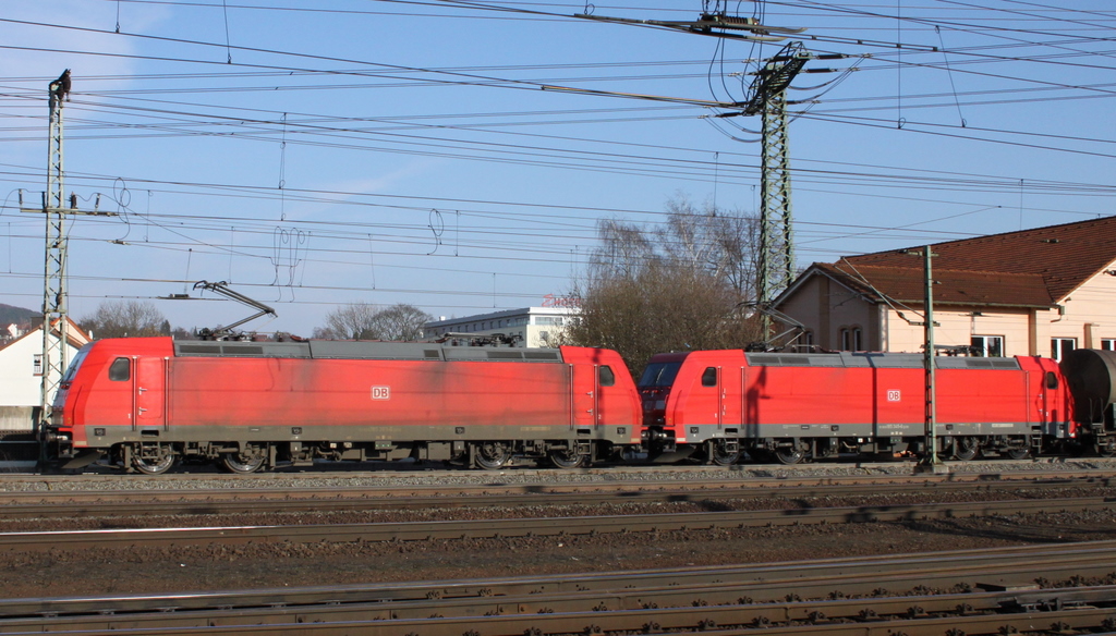 185 369 und 185 345 mit Kesselwagenzug am 21.02.11 in Fulda