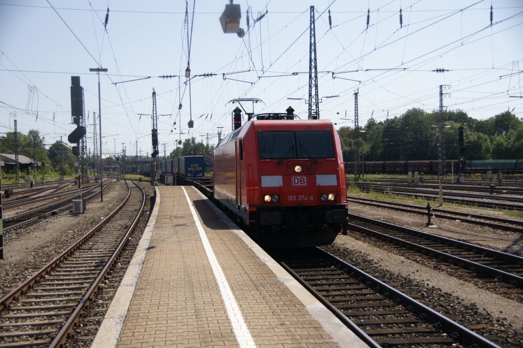 185 374-6 durchfhrt am 23. August 2011 den Augsburger Hauptbahnhof.