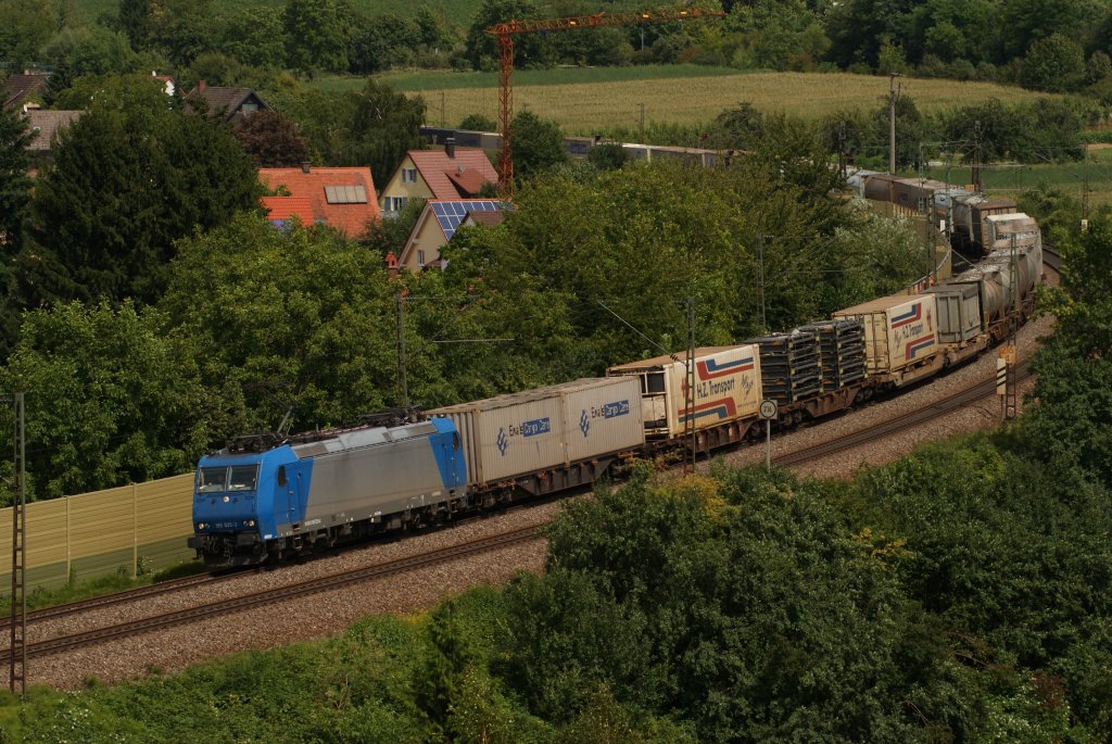 185 525-3 mit einem Containerzug in Schallstadt am 11.08.2010