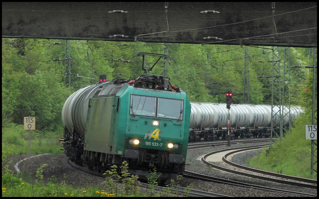 185 533 von Rail4Chem mit Kesselwagenzug am 09.05.13 in Gtzenhof. Gru an den Tf!!