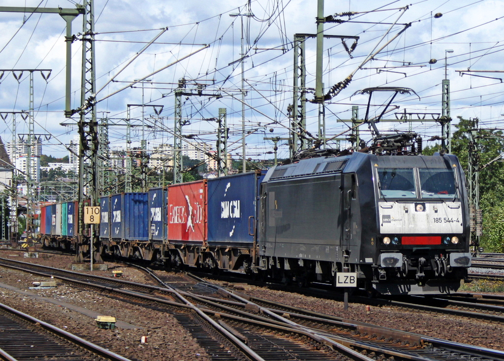 185 544-4 mit Containerzug am 06.08.11 in Fulda