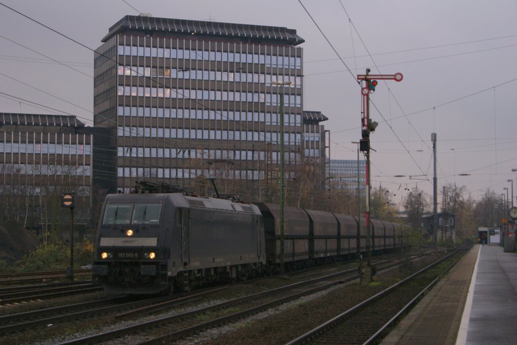 185 565-9 mit dem DGS 88897 Heilbronn Gbf - Moers Gbf in Dsseldorf-Rath am 25.11.2010